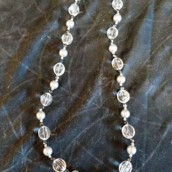 BEADED AND FAUX LIGHT GRAY PEARL NECKLACE W/ CLEAR GROOVED CRYSTAL OVAL SHAPED - Picture 3 of 6